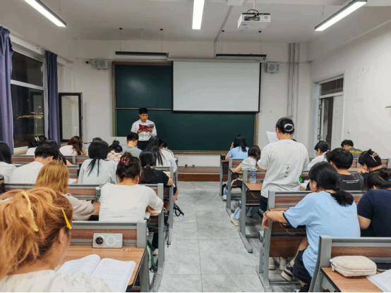 【新生特辑】| 马克思主义学院开展25级新生职业规划教育与新生手册解读专项活动